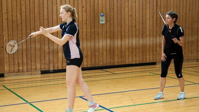 Dagmar Fischer (rechts) und Anne Grünbeck beim Aufschlag punkteten im Damendoppel gegen Kronach. Foto: pr