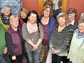 Der neugewählte Vorstand der Burgkunstadter Tafel: Zweite Bürgermeisterin Sabine Heppner (fünfte von links) gratulierte Vorsitzender Silke Mohler (hinten Mitte) und ihrem Team (von links) Konrad Kraus, Edith Hahn, Ingrid Kohles, Elke Jahn, Ulrike Kuhn, Angelika Volk, Helga Mayer und Konrad Zapf zur Wahl und wünschte alles Gute für die weitere Arbeit. Foto: privat