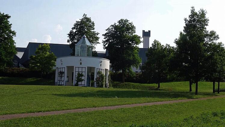 Pfingsten 1976 wurde das Thermalbad Rodach eingeweiht. Seitdem wurde viel in die Therme und einen weitläufigen Kurpark investiert. 1996 wurde der Erweiterungsbau des Bades eingeweiht.Foto: Jochen Berger