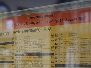 Für Samstag und Sonntag gibt es einen Sonderfahrplan. Er ist am Bahnhof ausgehängt. Fotos: Jennifer Hauser