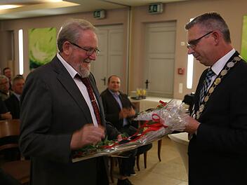 Hans Weisel nimmt die Ehrung von Bernd Drummer entgegen. Foto: Franz Galster