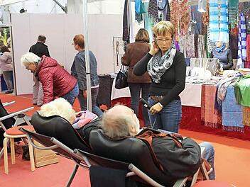 Typisch Messe: Entspannen im Liegestuhl und dabei einen Schal am Stand gegenüber aussuchen. Foto: Barbara Herbst