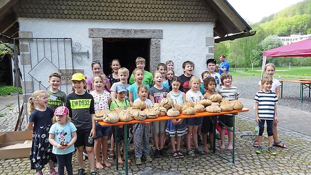 Die Kinder konnten es kaum erwarten, bis ihre selbstgebackenen Brote endlich aus dem Backofen des Obst- und Gartenbauvereins Bad Br&uuml;ckenau kamen.  Foto: Monika Wiesner
