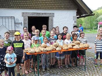 Die Kinder konnten es kaum erwarten, bis ihre selbstgebackenen Brote endlich aus dem Backofen des Obst- und Gartenbauvereins Bad Br&uuml;ckenau kamen.  Foto: Monika Wiesner