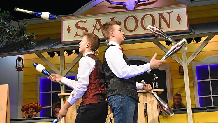 Die Brüder Elias und Aaron Krapf (von links) stehen schon seit über zehn Jahren auf der Bühne der "Elf Weisen Hasen".
