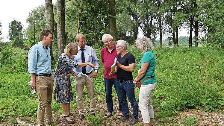 Ortsbesichtigung am Auwäldchen (von links): Tobias Ehrlicher, Ursula Sowa, Falko Bührle, Werner Zoufal, Michael Fischer (Kämmerer Bad Rodach) und Karin Ritz (Bund Naturschutz). Foto: Gabi Arnold