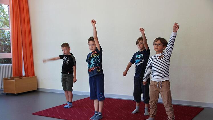 Die Beyblade-Fans Luca, Noah,  Hannes und Tobias studieren ihre Tanznummer ein.Marieke Fiala