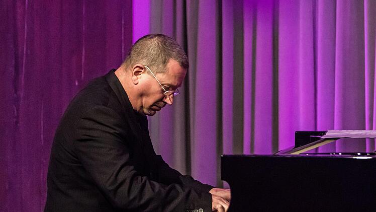 Einen eindringlichen Klavierabend gestaltete der Pianist und Komponist Chris Jarrett bei "Leise am Markt".Foto: Jochen Berger