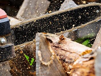 Hiltpoltstein: Unfall mit Kettens&auml;ge &ndash; Mann arbeitete ohne Schutzkleidung