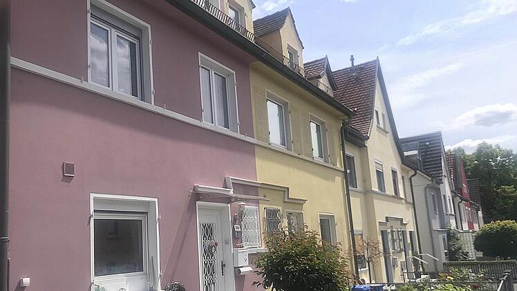 Freundlich, bunt und liebevoll gepflegt: Blick auf die Häuserzeile in der Hermann-Limmer-Straße. Es sind die ersten Häuser nach Gründung der Kulmbacher Baugenossenschaft. Wolfgang Schoberh