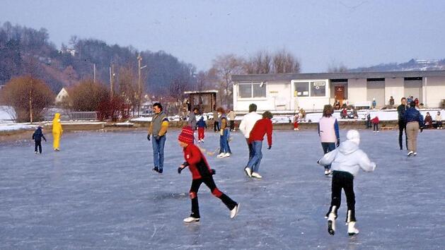 Die Winter waren fr&uuml;her strenger; so herrschte 1984 reges Treiben auf dem zugefrorenen Trebgaster Badesee.  Foto: Archiv/Dieter H&uuml;bner
