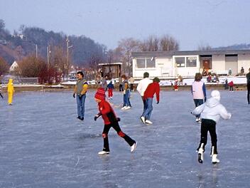 Die Winter waren früher strenger; so herrschte 1984 reges Treiben auf dem zugefrorenen Trebgaster Badesee.  Foto: Archiv/Dieter Hübner