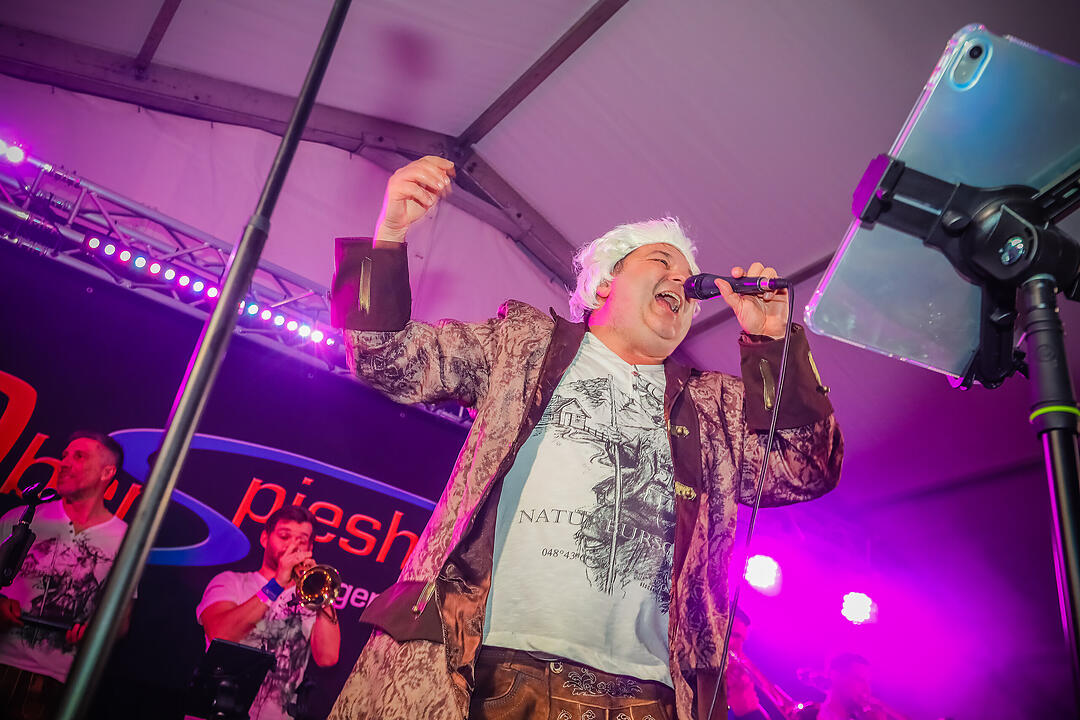 Samstagsparty im Festzelt!