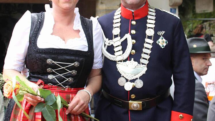 Der Zug bot ein farbenprächtiges Bild.