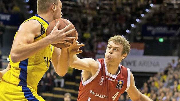 Nicolo Melli (r.) verteidigt gegen den &uuml;berragenden Oldenburger Center Brian Qvale, den die Brose Baskets zu keiner Zeit in den Griff bekamen.  Foto: Ulf Duda