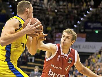 Nicolo Melli (r.) verteidigt gegen den überragenden Oldenburger Center Brian Qvale, den die Brose Baskets zu keiner Zeit in den Griff bekamen.  Foto: Ulf Duda