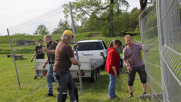 Viele fleißige Hände sind im Vorfeld für Crana Historica am Werk. Hier spricht Rosi Ross (rote Jacke) mit Helfern, die eine gefährliche Stelle auf der Festung zur Sicherheit absperren. Foto: Marco Meißner