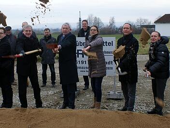 Spatenstich als glücklicher Tag für Rattelsdorf - mit unter anderem Vorstand der Gewo-Bau Georg Neuberger, Bürgermeister Bruno Kellner, Landrat Johann Kalb und Architektin Kristina Keidel  Foto: Renate Neubecker