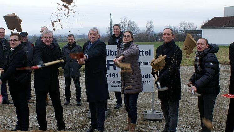 Spatenstich als glücklicher Tag für Rattelsdorf - mit unter anderem Vorstand der Gewo-Bau Georg Neuberger, Bürgermeister Bruno Kellner, Landrat Johann Kalb und Architektin Kristina Keidel  Foto: Renate Neubecker