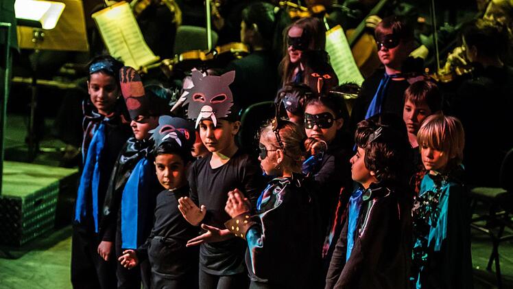 "Compose Strawinsky":_Ovationen gab es für die Schülerinnen und Schüler der Coburger Lutherschule beim Auftritt im Landestheater.Foto: Jochen BErger