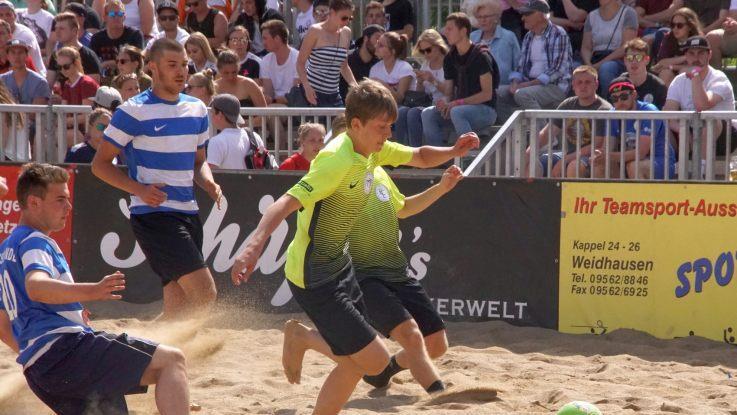 Zwei Deb&uuml;tteams, die aufhorchen lie&szlig;en: Im Viertelfinale setzte sich die "Lokomotive Lattendicht" aus Lichtenfels knapp mit 1:0 gegen die Ebensfelder "Rasselbande" durch, erreichte am Ende sogar das Endspiel.Mario Deller