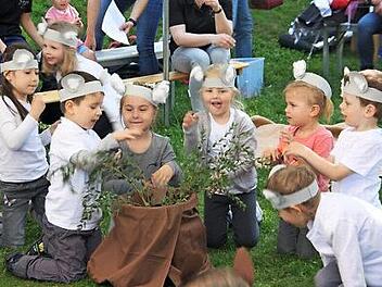 Auch diese Kinder reisten um die Welt - als Koalabären mit einem Bündel Eukalyptus.  Foto: Matthias Nöth