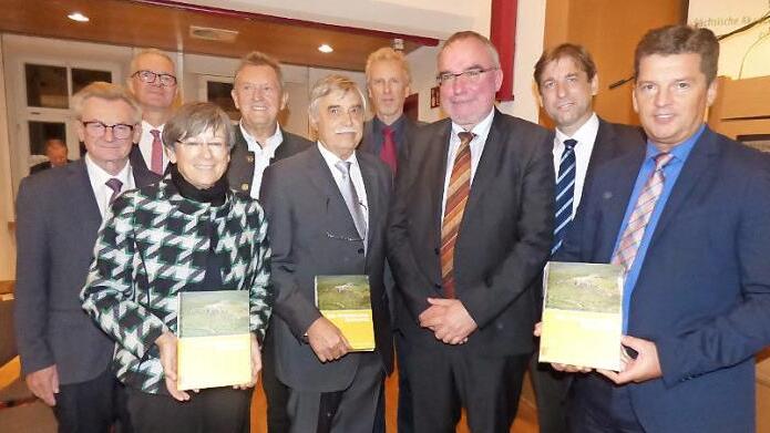 Bei der Buchvorstellung (v. l.): Hans Wiesmeth, Jörn Laakmann (Programmleiter der Verlagsgruppe Vandenhoeck und Ruprecht), Heidrun Piwernetz, Hermann Hübner (Landrat Bayreuth), Herbert Popp, Sebastian Lentz, Haik Thomas Porada, Hermann Ulm (Landrat Forchheim) und Stefan Frühbeißer  Foto: Thomas Weichert