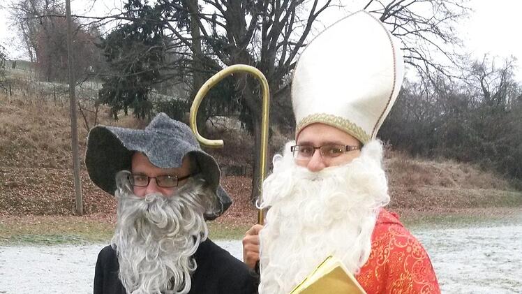 Der Bischof Nikolaus (Tobias Bienert) und sein treuer Knecht Ruprecht. Ulrike Linz, Aufseesianum BA