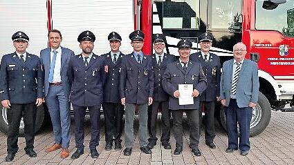 F&uuml;r langj&auml;hrige aktive Dienstzeit wurden f&uuml;nf Floriansj&uuml;nger mit dem staatlichen Ehrenzeichen geehrt: (v.l.) KBM Markus Reischl, B&uuml;rgermeister J&ouml;rg Neubauer, Vorsitzender Michael G&ouml;del (25 Jahre), Bernd Redwitz (25), Hartmut Heller (40), Thilo Vol...