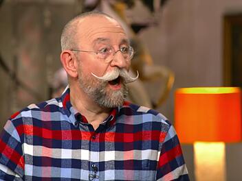 "Da war ich nie ein Freund von", schimpfte Horst Lichter in der Mittwochsausgabe der ZDF-Trödelshow "Bares für Rares", als er "die Dinger aus dem Sportunterricht" erblickte. Doch die Turngeräte waren voll mit Erinnerungen und sollten doch einen guten Preis erzielen, zudem für einen guten Zweck. Das sah der Experte leider ganz anders.