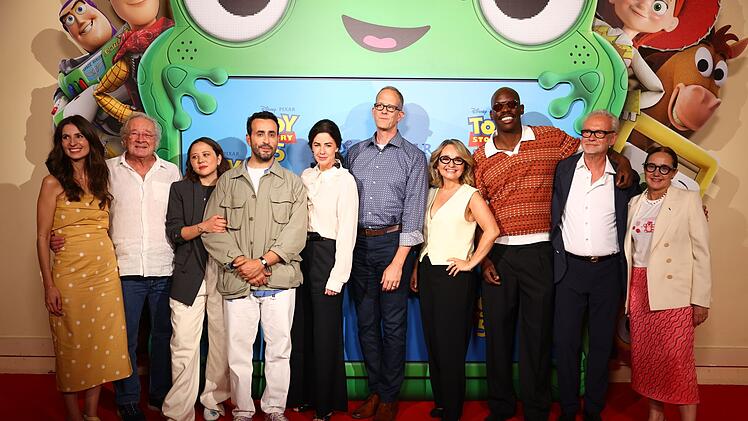 Der "Toy Story 5"-Staff bei der Premiere in Paris, von links: Marine Leonardi, Richard Darbois, Laura Felpin, Jonathan Cohen, Lindsay Collins, Pete Docter, Barbara Tissier, Jean-Pascal Zadi, Jean-Philippe Puymartin und Helene Etzi.