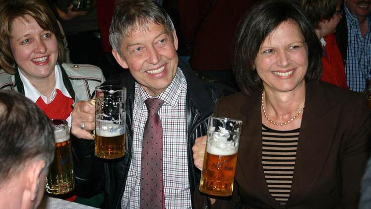 Ilse Aigner (rechts) stößt mit den Veranstaltern und Ehrengästen an. Mit im Bild sind Otto Hünnerkopf und Anja Weisgerber. Foto: Thomas Meyer