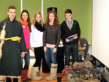 Die Höchstadter Zehntklässler - hier mit Tanja Katzer (2. v. l.) - probierten die Ausrüstungsgegenstände der Katzers aus. Foto: Johanna Blum