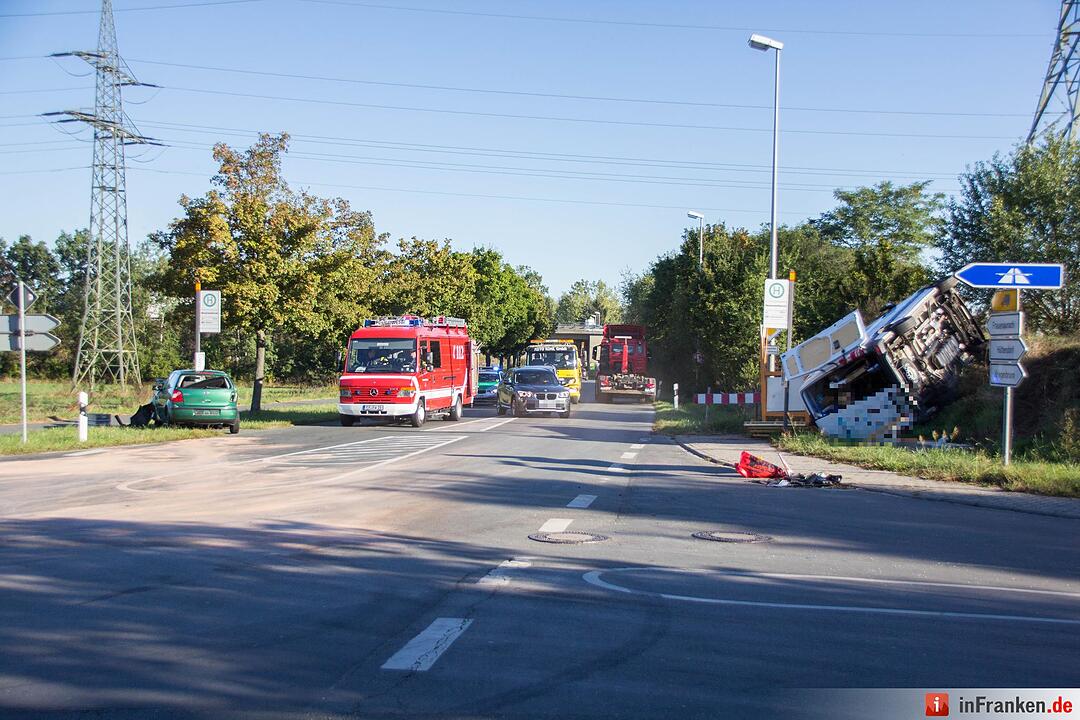 Transporter kollidiert mit Kleinwagen und kracht in Bushaltestelle