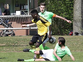 Den Bamberger Torschützen Kouakou Koffi trennen die Kemmerner Dominik Endres (hinten, traf per Elfmeter) und Jochen Kutzelmann (vorn) vom Ball. Fotos: sportpress