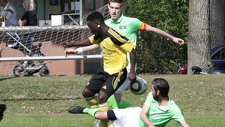 Den Bamberger Torschützen Kouakou Koffi trennen die Kemmerner Dominik Endres (hinten, traf per Elfmeter) und Jochen Kutzelmann (vorn) vom Ball. Fotos: sportpress