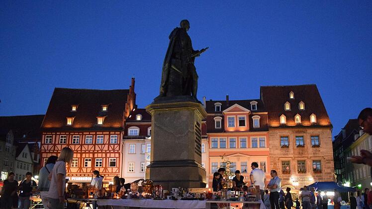 Gewusel um Prinz Albert: Der Marktplatz stand am Samstag ganz im Zeichen des Nachtflohmarkts.  Foto: Daniela Pondelicek