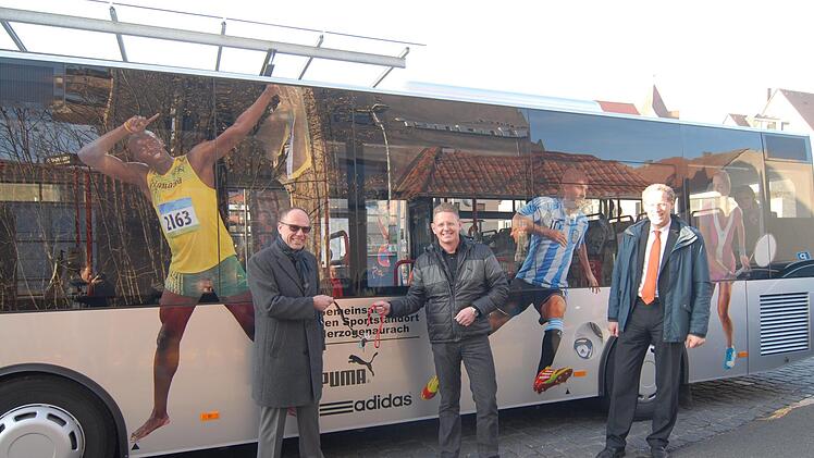 Usain Bolt und Lionel Messi grüßen vom Bus, Frank Dassler (Chefjustiziar bei Adidas) und Dietmar Knöß (Personaldirektor bei Puma) freuen sichgemeinsam mit Bürgermeister German Hacker (v.l.) über eine gemeinsame Aktion für den Sportstandort Herzogenaurach. Das, was im November 2011 vorgestellt wurde, könnte sich auch bei den neuen Bussen durchaus wiederholen, meinte der Bürgermeister.  Foto: Bernhard Panzer (Archiv)