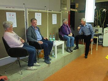 Moderator Ernst Stross (rechts) befragt (v. l.) Christa Plihal, Reinhard Oswald und Angelika Stahl nach ihren Schulerlebnissen.  Foto: Winfried Ehling