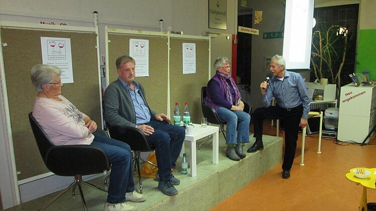 Moderator Ernst Stross (rechts) befragt (v. l.) Christa Plihal, Reinhard Oswald und Angelika Stahl nach ihren Schulerlebnissen.  Foto: Winfried Ehling