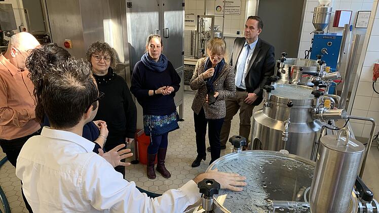 Brau-Lehrer Marco Scherl erläuterte der italienischen Delegation die Lehr-Brauerei des beruflichen Schulzentrums und beeindruckte damit. Foto: Sonny Adam