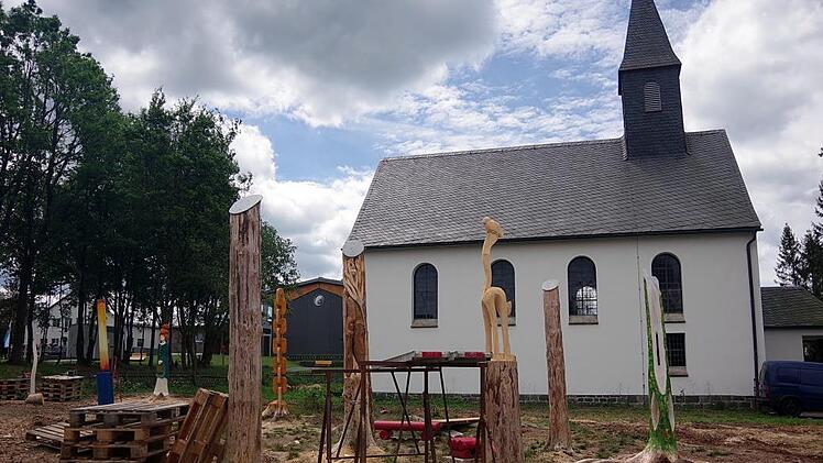Aus einem vom Borkenkäfer befallenen Fichtenwäldchen neben der evangelischen Kirche wird der Kunstpark.Heike Schülein