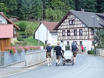 Am Montag spazierten die Kirchweihmusikanten über die Alsterbrücke in Heilgersdorf. Sie wird in den kommenden Jahren durch ein neues Bauwerk ersetzt.