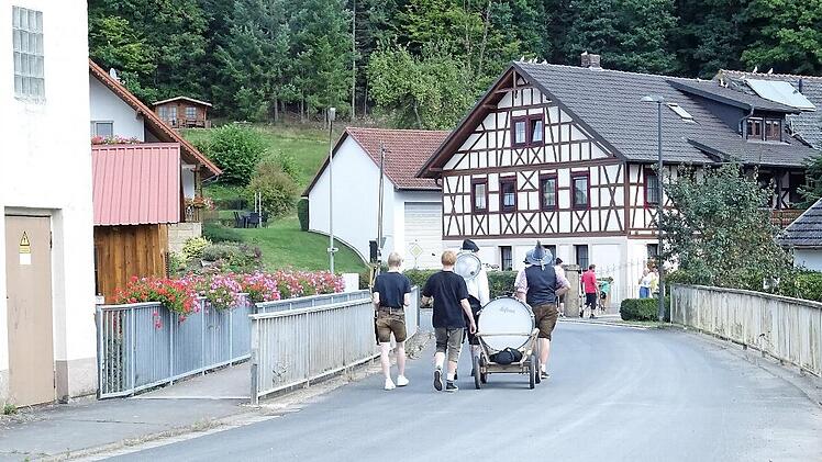 Am Montag spazierten die Kirchweihmusikanten über die Alsterbrücke in Heilgersdorf. Sie wird in den kommenden Jahren durch ein neues Bauwerk ersetzt.