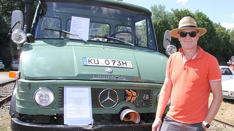 Robert Duffek hat den Unimog, Baujahr 1973 im Dezember gekauft. Das Auto hat nur 11.000 Kilometer auf dem Buckel, stand 24 Jahre. Jetzt wird es wieder benutzt - f&uuml;r Transport- und Holzarbeiten im Wald. Foto: Sonny Adam