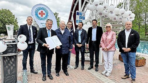 F&uuml;r 70 Jahre in der Wasserwacht hat BRK-Kreisvorsitzender Klaus Peter S&ouml;llner (Zweiter von links) Heinz Schramm (Dritter von links) ausgezeichnet. Mit im Bild (von links): Ortsvorsitzender J&ouml;rg Scholl, Kreisvorsitzender Jannik Ramming, B&uuml;rgermeist...