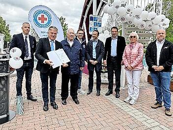 Für 70 Jahre in der Wasserwacht hat BRK-Kreisvorsitzender Klaus Peter Söllner (Zweiter von links) Heinz Schramm (Dritter von links) ausgezeichnet. Mit im Bild (von links): Ortsvorsitzender Jörg Scholl, Kreisvorsitzender Jannik Ramming, Bürgermeist...