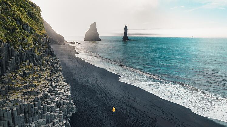 Iceland Reynisfjara black beach copy space landscape Von Yon