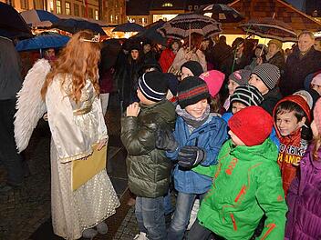 Das Bamberger Christkind  Isabel Wais im Gespräch mit Kindern aus dem Chor der Rupprechtschule.  Fotos: Ronald Rinklef