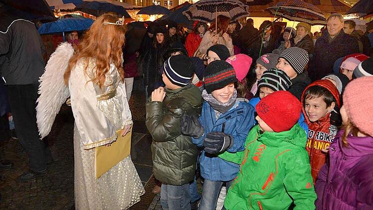 Das Bamberger Christkind  Isabel Wais im Gespräch mit Kindern aus dem Chor der Rupprechtschule.  Fotos: Ronald Rinklef